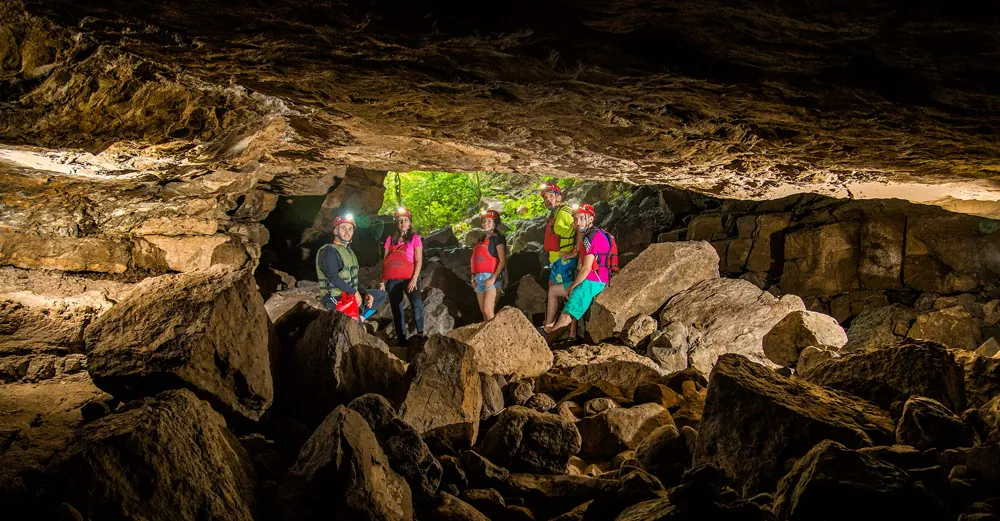 Grupo en la boca iluminada de una cueva