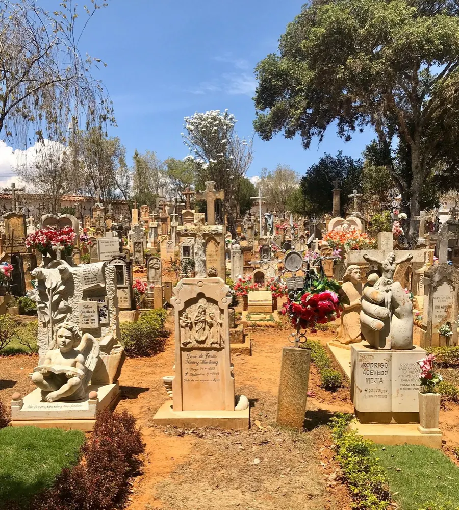 Cementerio de Barichara con esculturas talladas en piedra