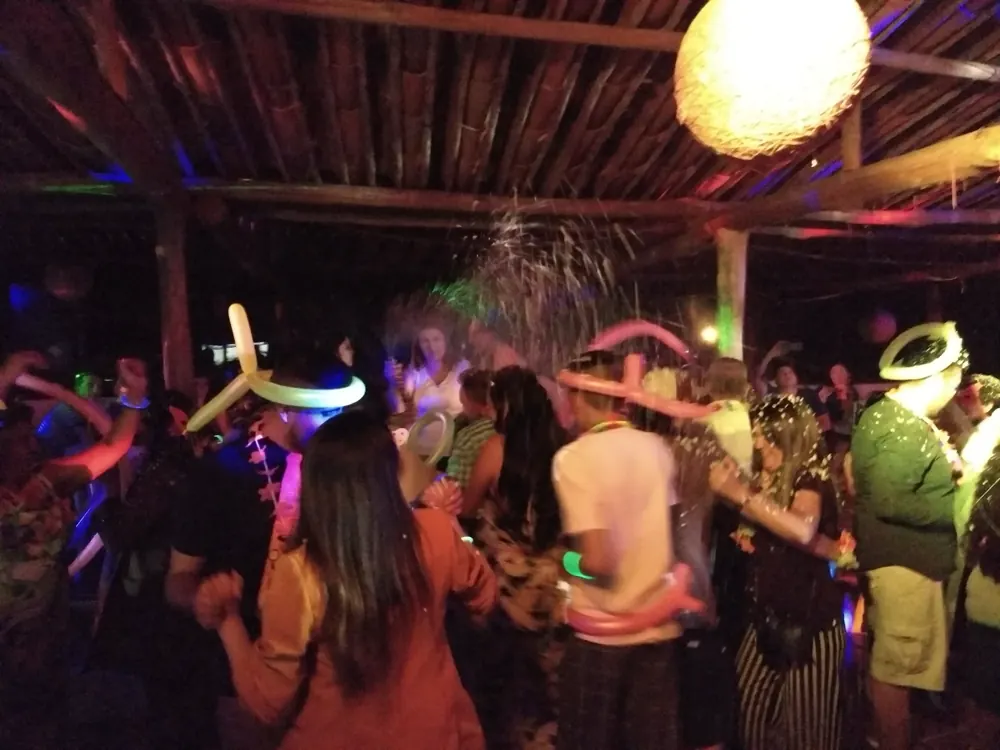 Discoteca del hotel con luces de colores y gente bailando