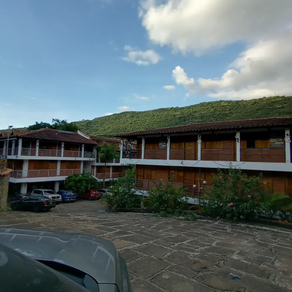 Bloque del hotel en madera y teja de barro, de estilo campestre colonial